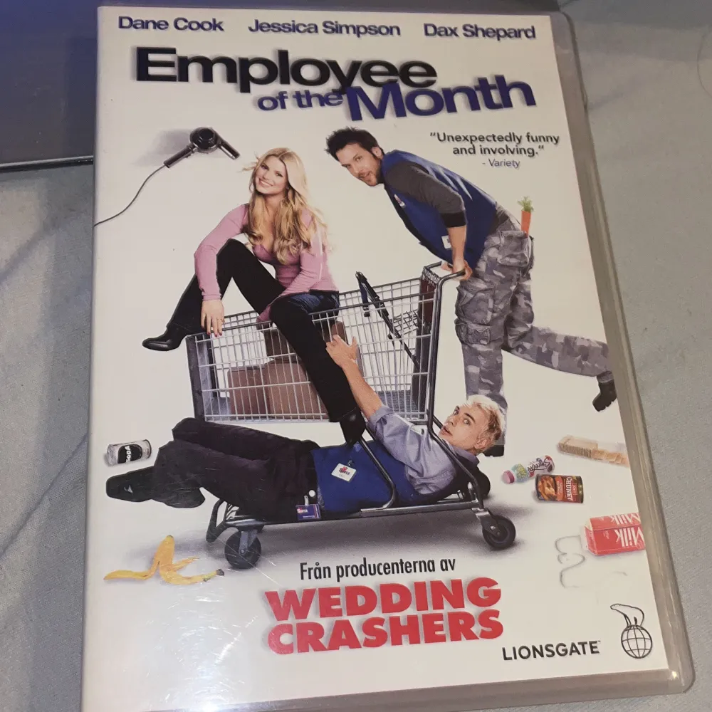 Säljer en DVD av filmen 'Employee of the Month' från 2006. Det är en komedi med skådespelare som Dane Cook, Jessica Simpson och Dax Shepard. Filmen handlar om en slacker som försöker vinna titeln 'Månadens medarbetare' för att imponera på en kollega. Perfekt för en filmkväll med mycket skratt! 🎬. Böcker.