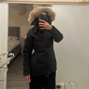 Canada goose Chelsea Parka Nyskick - Säljer min Canada Goose jacka i modellen Chelsea parka med sin päls krage (väldigt fluffig) som inte kommer till användning längre. Köptes vintern 2023 från Johnells och använd en vinter. Jackan är som ny och har inga defekter, kan även skicka fler bilder. Nypris 17.300kr säljer för 9.000kr. Taggen som visas på 3de bilden är äkthetsbevis och finns endast på alla äkta Canada goose. Pris kan även diskuteras vid snabb affär. Kan även postas. 