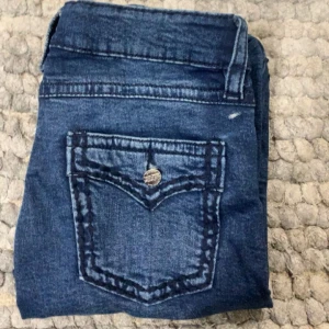 Mörkblå jeans - Säljer ett par snygga lågmidjade  mörkblå jeans i bra skick.