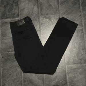 Armani Jeans - | Feta svarta Armani Jeans🤠| Mycket fint skick✅ | Nypris ca 1500 🌟| Storlek W30 | Hör av er vid frågor📩 | 