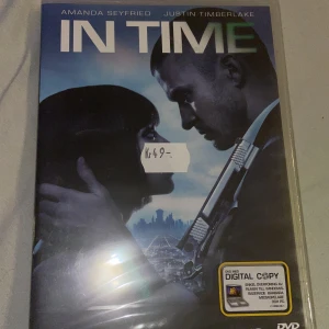 In Time DVD - Säljer en DVD av filmen 'In Time' med Amanda Seyfried och Justin Timberlake. Filmen handlar om en framtid där tid är den nya valutan. Omslaget visar huvudkaraktärerna i en dramatisk scen. Perfekt för dig som gillar action och sci-fi! Pris: 49 kr.