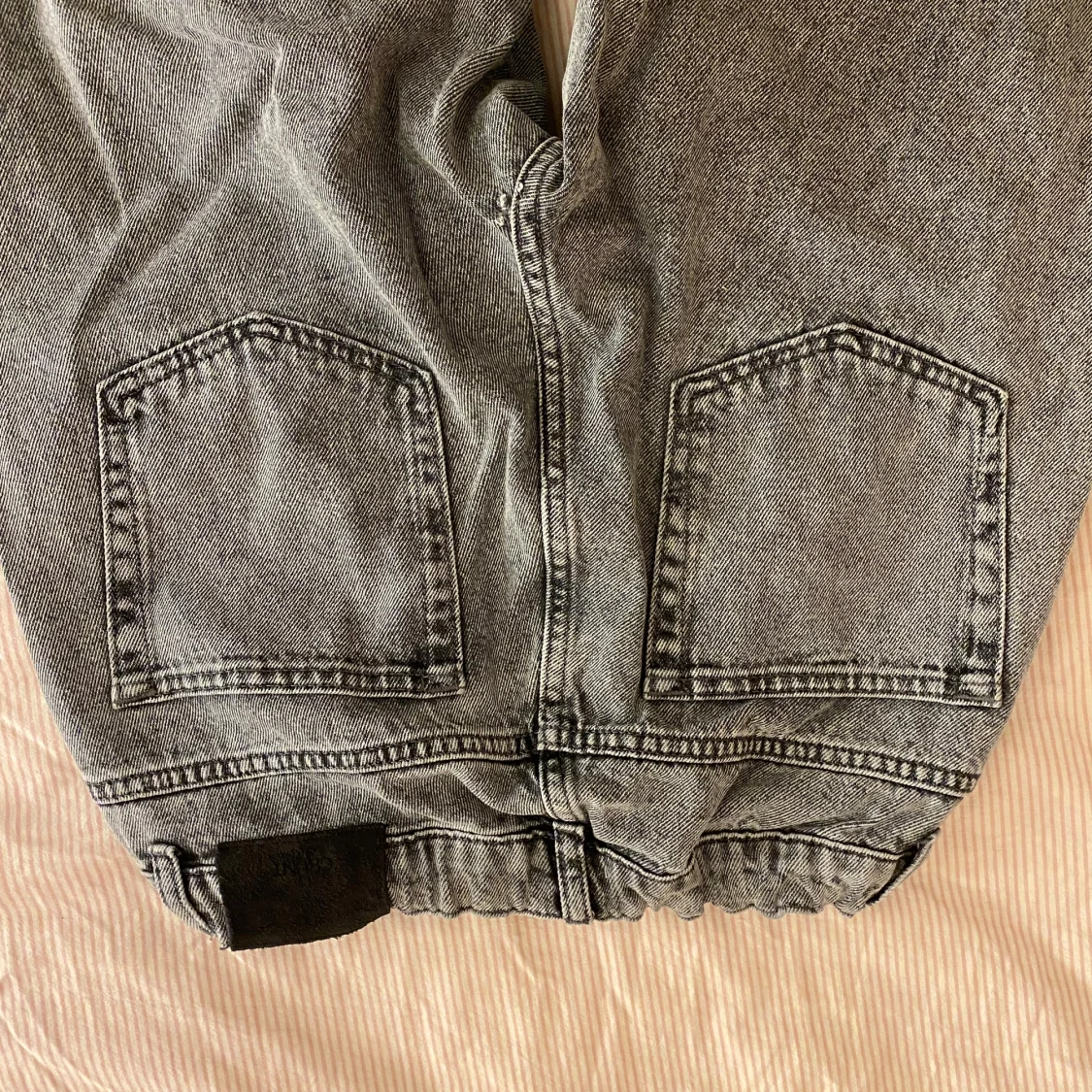 Grå jeansshorts från GRUNT  - 91