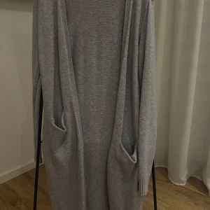 Lång kofta - En lång stickad kofta från VILA. 