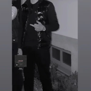 Moncler cardigan - Använd Okej skick Köpt för 13k Säljs för 3  Äkta Gamla modellen från innan 2017 så tyvärr ingen nfc men qr kod finns