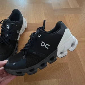 Sneakers  On running - Snygga svarta sneakers från On running med snörning. Perfekta för både träning och vardag. Aldrig använda