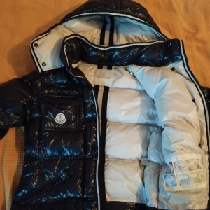 Moncler Quincy size 2 - Säljer en Moncler Quincy size 2 (XS) som typ aldrig har använts! Den ser helt ny ut och det förekommer inga som som helst defekter, avtagbar huva och alla dragkedjor, knappar osv fungerar som vanligt, Har hur mkt bilder som helst så skriv gärna vid intresse! Och självklart är den äkta!