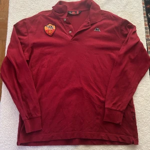 Vintage Roma Kappa piké/polo tröja - M - Vintage Roma kappa piké tröja i den klassiska Roma färgen.   Storlek: M Skick: 9/10