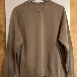 Beige sweatshirt från Vailent - Säljer en Beige sweatshirt från Vailent i storlek S. 