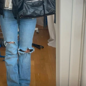 Lågmidjade jeans - Säljer då de ej kommer till användning💓gjort hålen själv o pris kan diskuteras 