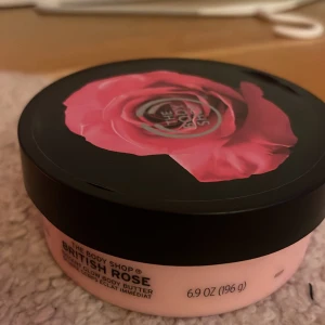 Body Butter från The Body Shop - Härlig body butter med doft av British Rose från The Body Shop. Kommer i en rosa burk med en stor ros på locket. Perfekt för att återfukta huden och ge en mjuk känsla.