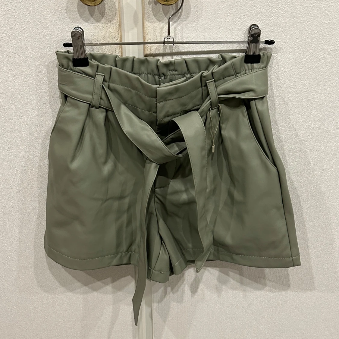 Olivgröna shorts med knytband