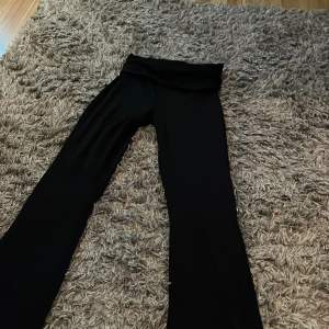 Snygga svarta byxor med utsvängda ben, perfekta för en trendig look. De har en hög midja och är gjorda i ett mjukt och bekvämt material.