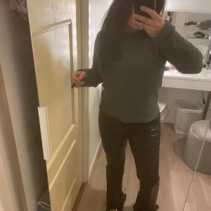 Skinnbyxor  - Säljer dessa fina skinnbyxor ifrån madlady, de är köpte second hand. Har endast användt de fåtal gånger och de är i fint skick💕