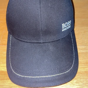 Hugo Boss keps - Knappt använd den har bara varit garderoben en lång tid, Hör av er gärna vid intresse!!!!