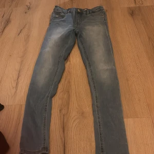 Blå jeans från LAB Industries - Säljer ett par snygga blå jeans från LAB Industries. De har en klassisk femficksdesign och är tillverkade i hållbart denim. Perfekta för en avslappnad stil.