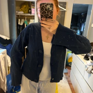 Mörkblå kofta från Gina Tricot - Säljer en snygg mörkblå kofta från Gina Tricot. Koftan har en v-ringad design med stora knappar. Storlek 158/164 haha men passar mig som är M och passar nog en storlek mindre med. 