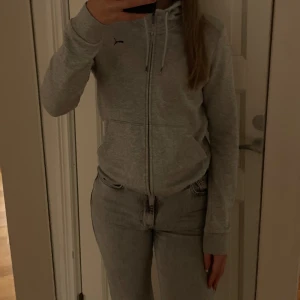 Zip hoodie  - Grå zip hoodie från Puma, säljer då den inte kommer till användning längre 🥰