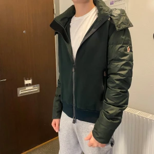 Moncler Cardigan  - Tja! Säljer nu denna schyssta Moncler Cardigan i storlek S, den har små defekter men är i ett okej skick. Just denna modellen tillverkas inte längre. Säljer billigt då jag behöver pengarna till annat. Toppen till våren 🍃Skriv vid fler funderingar! 