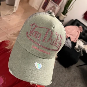  keps Von Dutch - Helt ny keps från märket Von Dutch. Riktigt snygg men måste rensa ut lite. Unisex, storlek kan ändras baktill 