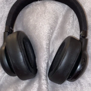 Jbl hörlurar  - Knappt använda , laddare kommer med och packteras säcker med bubbelplast 