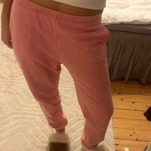 Rosa mjukis byxor  - Säljer mina rosa sköna mjukisbyxor från Gina Tricot i storlek S