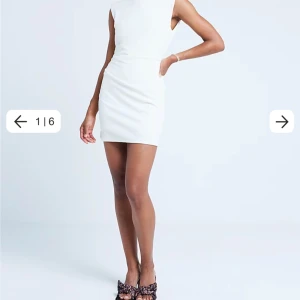 Vit ärmlös kortklänning - Snygg och stilren vit kortklänning med ärmlös design. Perfekt för en elegant look. Klänningen har en enkel och klassisk siluett. Denna klänning satt inte som jag önskade därför säljer jag den, 179kr på hemsidan därför jag säljer för samma pris! Prislapp kvar!