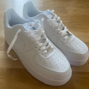  Airforce 1 vita - Dem har aldrig använts dem är helt nya. De passar att ha för båda två könen. Storlek 42. Skriv om du vill diskutera om priset. 