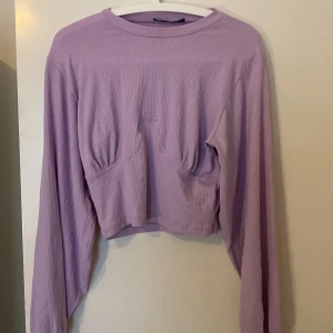Lila långärmad tröja  - Tröja ifrån BikBok Stl S, skönt material o fin passform 