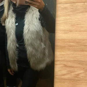 Beige pälsväst - Snygg beige pälsväst som ger en lyxig känsla. Perfekt för att hålla sig varm och stilren under kyligare dagar. Västen har en mjuk och fluffig textur. Passar till afterski eller vardags!