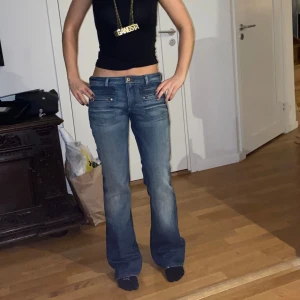 Diesel jeans - Snygga blå bootcut jeans i superbra skick med låg midja med två fickor där fram och inga där bak. De har en knapp och dragkedja framtill.