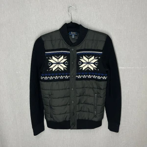 Ralph Lauren Cardigan - Riktigt fet o annorlunda Ralph Lauren cardigan! Knappt använd max 5 gånger. Inga tecken på användning. Storlek L i barnstorlek så sitter som en XS ungefär. Skriv för fler bilder eller vid funderingar 🙌😁