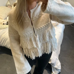 Stickad tröja med fransar 🤎🤎 - Stickad topp med fransar!!🤎🤎 så cool 