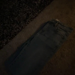 Bootcut jeans  - Säljer ett par jeans som är alldeles för små för mig, jeansen är helt nya🌸