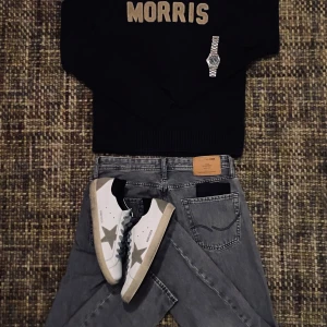 Jack & Jones jeans - Ett par snygga gråa jeans av Jack & Jones säljes!      Anledningen är att jag vuxit ur dem. Jeansen passar till det mesta, är lätta att styla till och sitter som slim/regular fit. Byxorna är i utmärkt skick och knappt använda då de redan var en aning små när jag köpte dem.