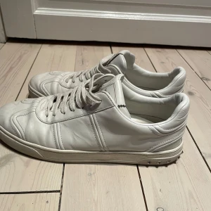 Flycrews - Intressekoll: Säljer dessa tvär feta vita flycrewsen från valentino. Mycket bra skick, endast tre nitar borta men inget man tänker på. Dessa skor säljs inte längre därför väldigt svåra att få tag på. Storlek 44, skriv privat för fler bilder eller frågor! 