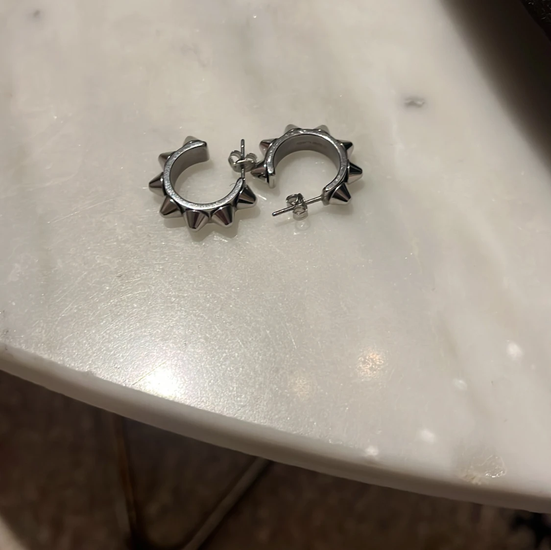 Silvriga örhängen med nitar - 91