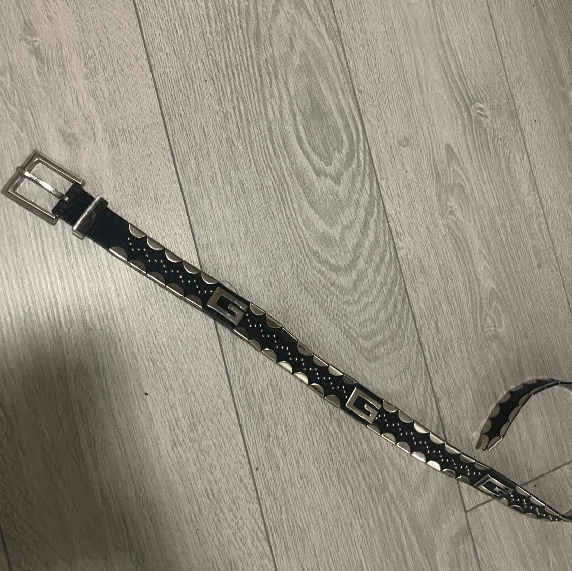 Svart bälte med silverdetaljer