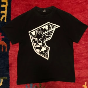 Famous star and straps skull tshirt - 2000s fsas T-shirt. Size medium ett pytte litet hål