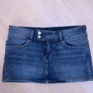 Kort Jeanskjol - kort jeanskjol från H&M, använd ca 2 gånger så i bra skick! Lågmidjad💙