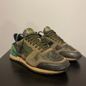 Valentino Rockrunners - Otroligt snygga Valentino Rockrunners! // Storlek 40 men passar 41 // Skick 8/10, inga stora defekter // Endast skor medföljer // Kontakta för mer bilder eller info!🙌🏻
