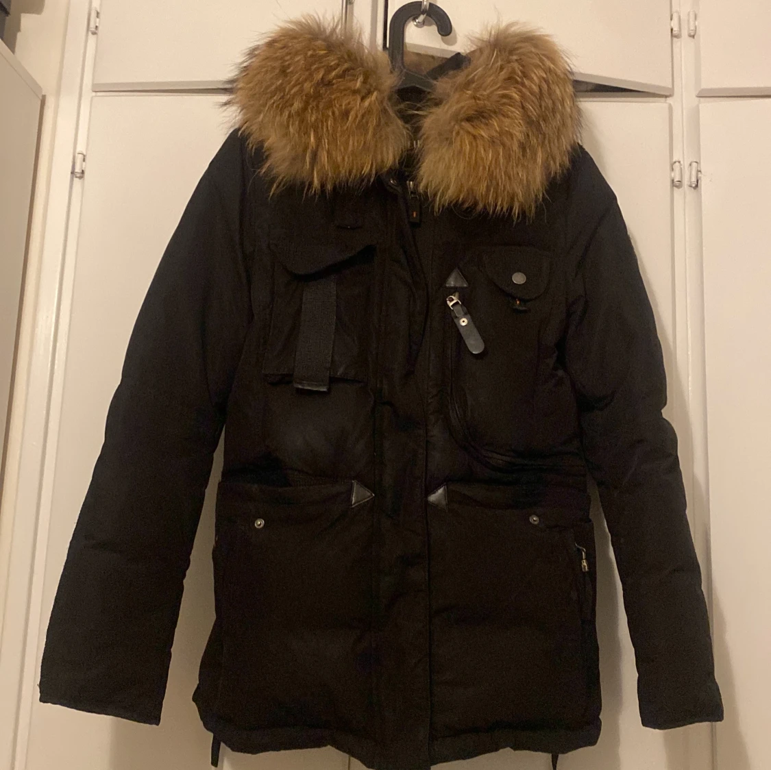 Svart parkajacka med pälsdetaljer från Hollies