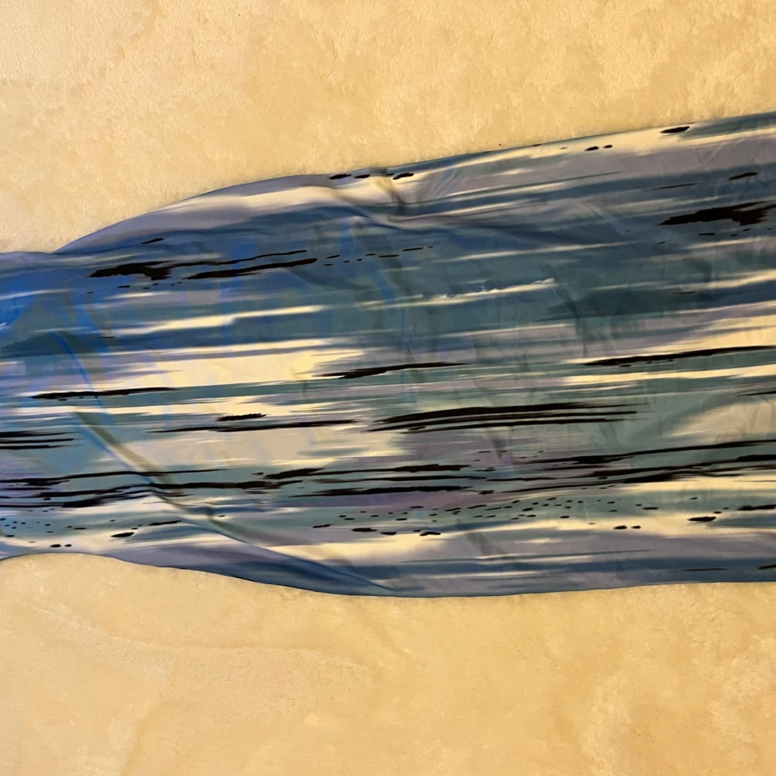 Blå långklänning med abstrakt mönster