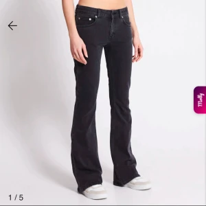Svarta bootcut jeans - Säljer dessa snygga low boot jeansen från lager 157 i strl M. Endast använda 1 gång, säljer då de inte kommer till användning!🩷Skriv privat om du är intresserad eller vid frågor!🩷