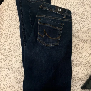 Mörkblå jeans från LTB - Snygga mörkblå jeans från LTB med klassisk femficksdesign och kontrasterande sömmar. Perfekta för en avslappnad stil. Finns flera LTB jeans till salu, vid köp av flera kan jag gå ner i pris.