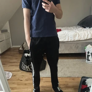 Ralph Lauren Piké - Säljer en Ralph Lauren Piké i blå färg med den röda hästen//skick 9/10, bara legat i garderob//storlek M, passar runt 176-180 cm. Skriv för funderingar, kan även slås ihopp i bundle med en annan ralph piké som är svart och gul häst. Billigare för båda. Skriv pm!