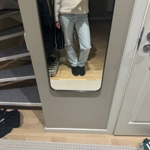 Jeans - Mycket fint skick. Har en liten fläck längst ner vid benen som man ej tänker på när man har på sig de