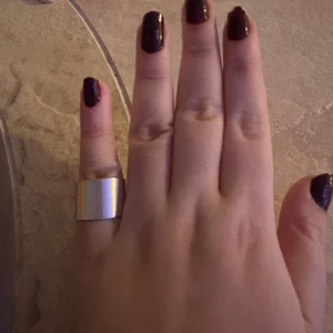 Bred silverring gjord av sked - Elegant och stilren bred ring . Perfekt för att ge en minimalistisk touch till din stil. Ringen har en slät yta och en modern design. Gjord av sked 