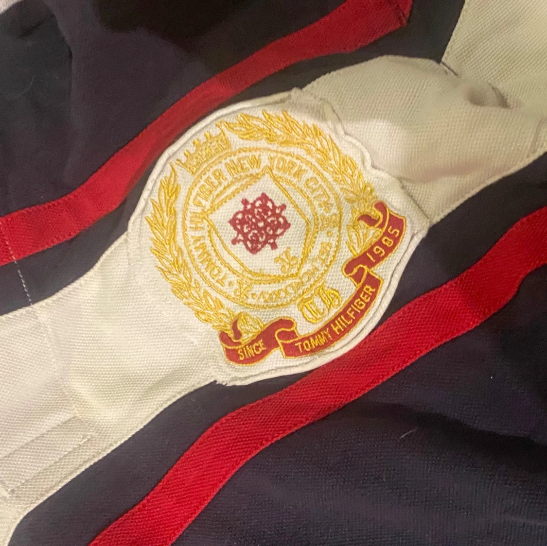 Mörkblå pikétröja från Tommy Hilfiger - 90