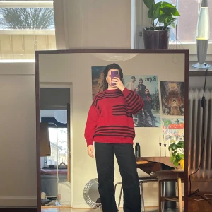 Oversized handstickad tröja - Röd handstickad tröja med svarta ränder, storlek L. Oversize passform som ger en snygg och avslappnad stil. Perfekt för dig som söker något unikt och bekvämt!  Titta gärna på mina andra annonser för fler  plagg!