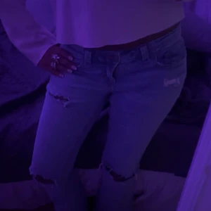 Ljusa jeans low waist!! Ljusblå m hål - Snygga ljusa jeans med slitningar/hål  på knäna. Perfekta för de som gillar låg midja de jeans! Original från Gina  men gjort om d mer lågmidjade och  hål! Så snygga! Perfekte för sthlmstilen. Passar 36-38